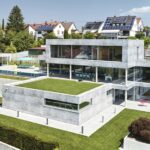 In Baden-Württemberg hat sich die Bauherrenfamilie dieses Hauses einen Traum erfüllt: Die großzügig konzipierte, dreigeschossige Villa bietet viel Platz für exklusives Wohnen.