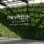 Begrünte, lebende Wand im Außenbereich des Westin Hotels in Vancouver
