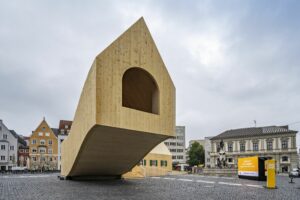 Holzkonstruktion mit Holzsperrplatten Züblin Timber, Fuggerei Augsburg Außenansicht