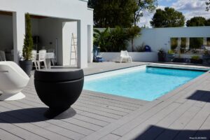 Rutschfeste Komfortzone: Pool-Umrandung mit Cedral Terrassendielen