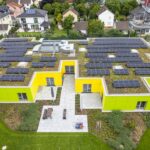 Gründach mit Photovoltaik-Anlage auf Kita in Viernheim