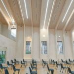 Die Aufstockung der Berlin Metropolitan School von Sauerbruch Hutton wurde in Holzbauweise mit Produkten von Lignotrend realisiert.