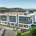 Von wassung bader Architekten entstand in Ravensburg die neue Firmenzentrale eines Pharma-Konzerns mit Licht und Leuchten von LTS.