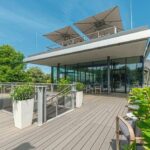 Die Coubertin Terrassen von Auer Weber Architekten im Olympiapark München erhielten einen neuen Belag aus WPC von Naturinform.