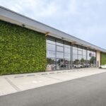 Das Einkaufszentrum Weide Park in Kranenburg, Deutschland, hat eine auffällige und nachhaltige Ergänzung erhalten: eine grüne Fassade.