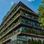 Lebendige Fassadengestaltung mit Bewässerungssystem, Calwer Passagen in Stuttgart mit Vertikalbegrünung und Bewässerungsrinnen von Franken Systems