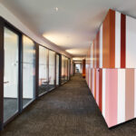 In Hamburg haben raumkontor für den IT-Dienstleister adesso Büroräume gestaltet. Die Farben der Umgebung waren dabei Inspiration.