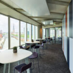 In Hamburg haben raumkontor für den IT-Dienstleister adesso Büroräume gestaltet. Die Farben der Umgebung waren dabei Inspiration.