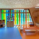 Die neue Grundschule in Howald, beeindruckt mit Architektur und den weitgespannten Holzdecken aus Flächenelementen von Lignatur.