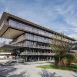 LORENZATELIERS zeigt, wie Architekturschaffende Verantwortung für den Klimaschutz übernehmen: nachhaltiges Bürogebäude am Inn.