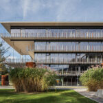 LORENZATELIERS zeigt, wie Architekturschaffende Verantwortung für den Klimaschutz übernehmen: nachhaltiges Bürogebäude am Inn.