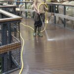 Besuchersteg Zoo Köln, geschwungene Form, Naturinform Holzbodendiele, wasserbeständig