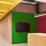 In der neuen Arbeitswelt für Ritter Sport haben Ippolito Fleitz das berühmte Color Blocking in den Raum übertragen.