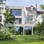 Der von Hemaa Architectes entworfene Anbau eines Einfamilienhauses verbindet zwei Architekturen aus verschiedenen Epochen.
