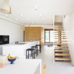 Der von Hemaa Architectes entworfene Anbau eines Einfamilienhauses verbindet zwei Architekturen aus verschiedenen Epochen.