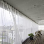 Die Verglasung wurde mit halbtransparenten Vorhängen kombiniert und bietet somit auch einen idealen Sichtschutz