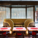 Die Planer von Studio Komo haben für das japanische Restaurant Ōkyū in Stuttgart Elemente traditioneller Tempelarchitektur angepasst.