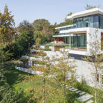 Tauchen Sie ein in die Welt der Villa in Ulm von Weber + Hummel Architekten: ein einzigartiges Belvedere mit Rücken zum Hang.